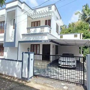 https://villa-moms.kerala-hotels.net